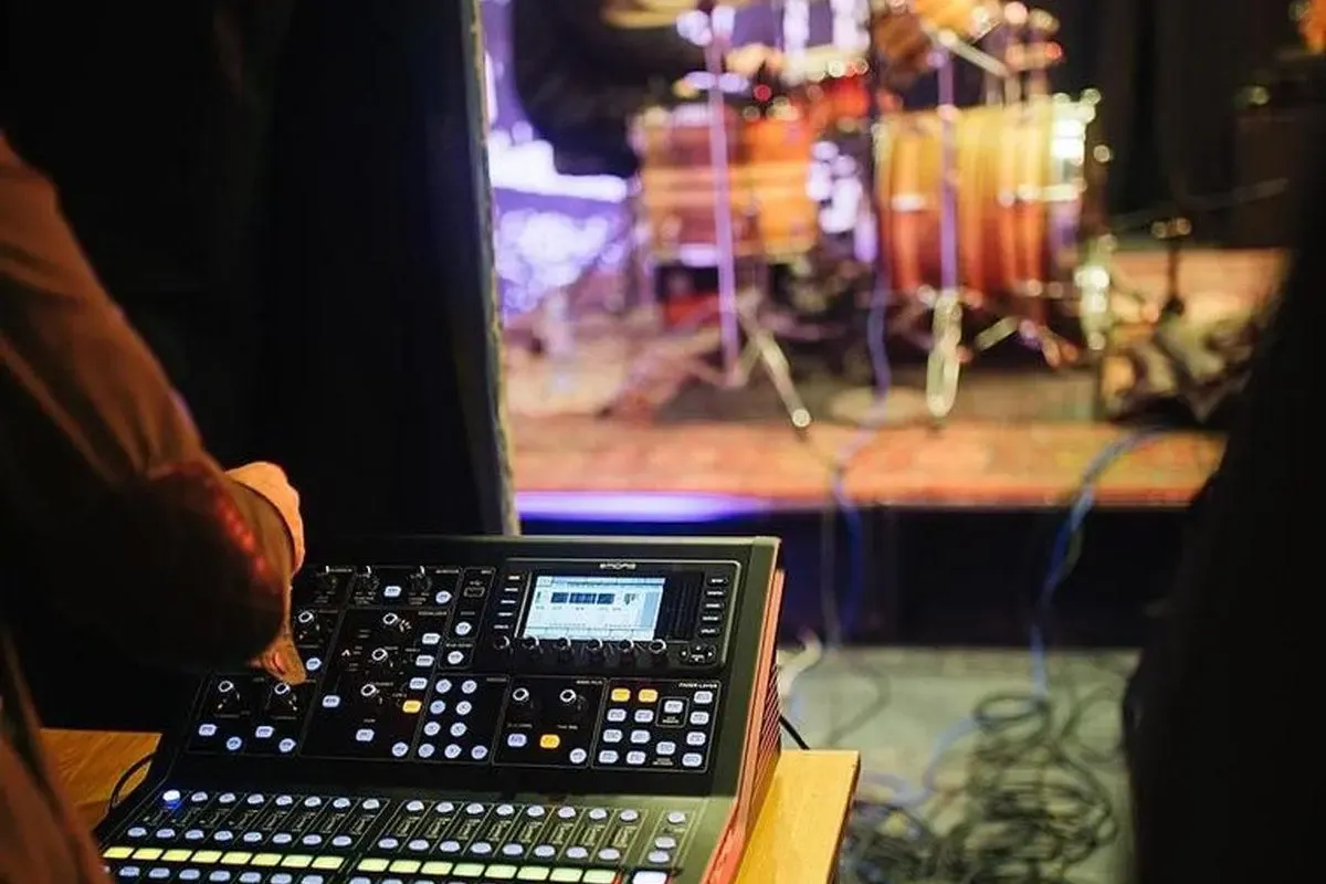 Audio engineer: soundcheck